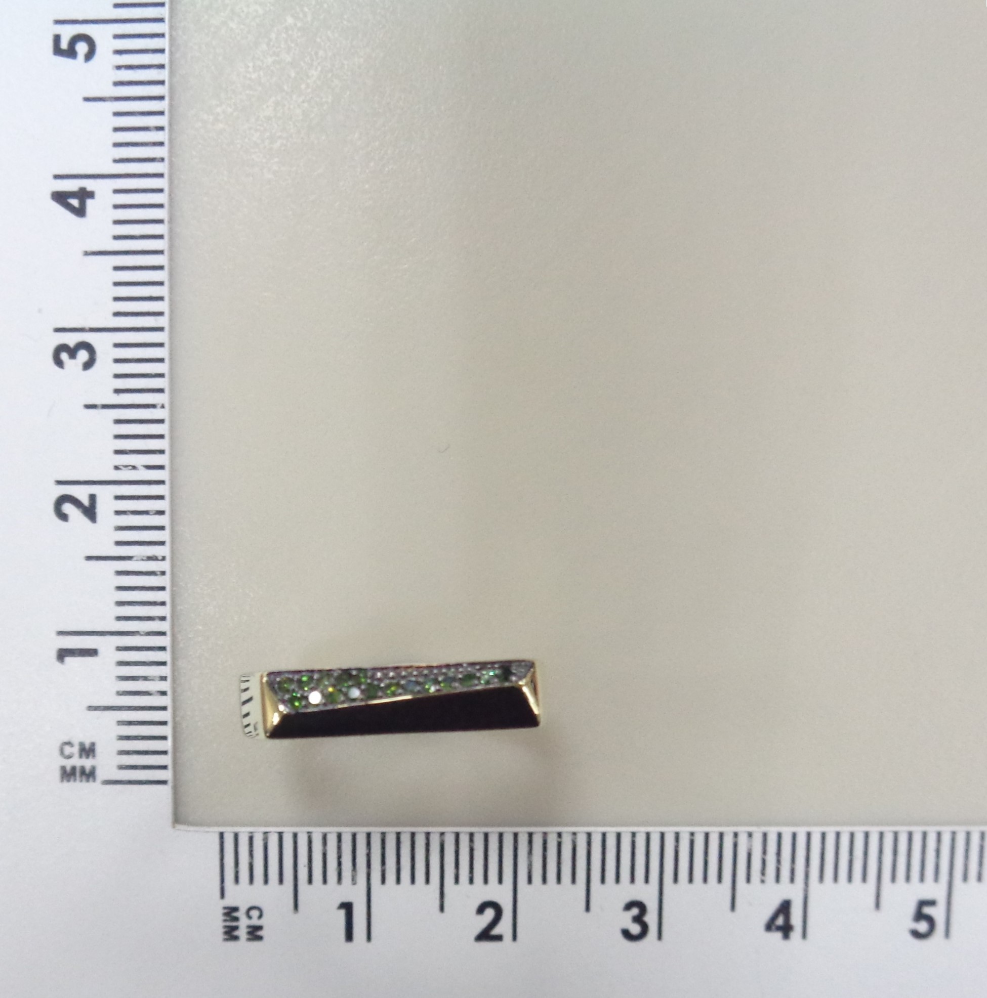 Кольцо из желтого золота с зелеными бриллиантами